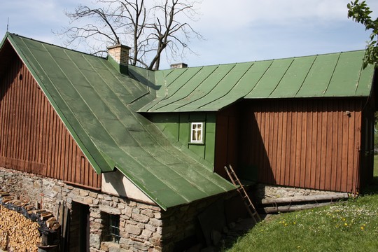 strecha se starym poskozenym naterem